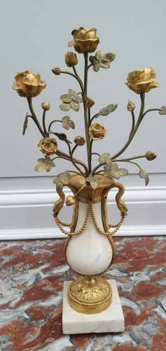 Luminaires Bougeoirs et Chandeliers - Paire de candélabres aux vases fleuris d'époque Louis XVI