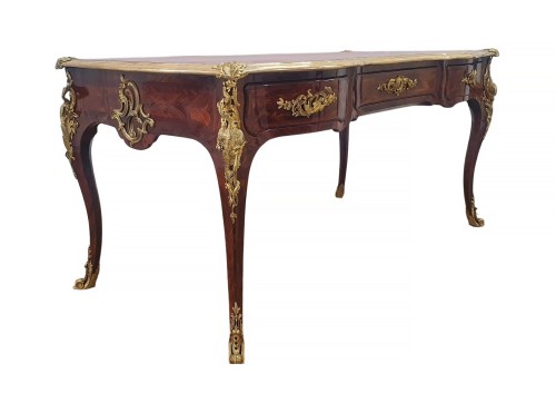 Bureau Louis XV à décor de bois de violette estampillé Pierre Migeon