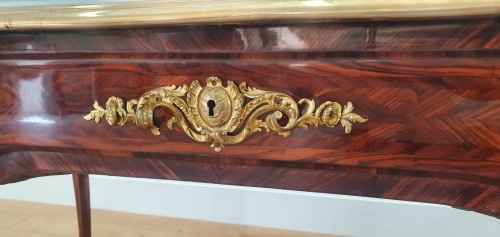 Bureau Louis XV à décor de bois de violette estampillé Pierre Migeon - Mobilier Style Louis XV