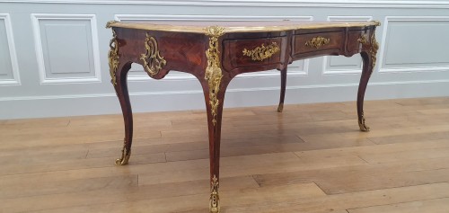 Mobilier Bureau et Secrétaire - Bureau Louis XV à décor de bois de violette estampillé Pierre Migeon