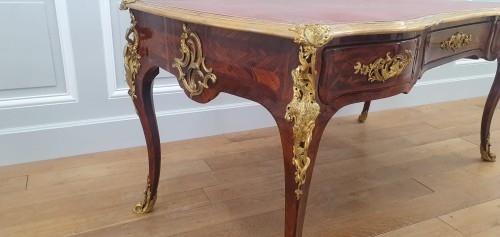 Bureau Louis XV à décor de bois de violette estampillé Pierre Migeon - La Jurande