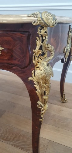 Bureau Louis XV à décor de bois de violette estampillé Pierre Migeon - Louis XV