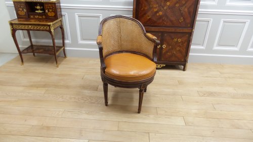 Fauteuil de bureau tournant d'époque Louis XVI, estampillé Rémy - Sièges Style Louis XVI