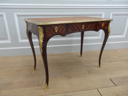 Antiquités - Bureau Louis XV, estampillé JP LATZ