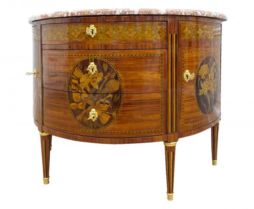 Commode demi-lune estampillée J. Stumpff