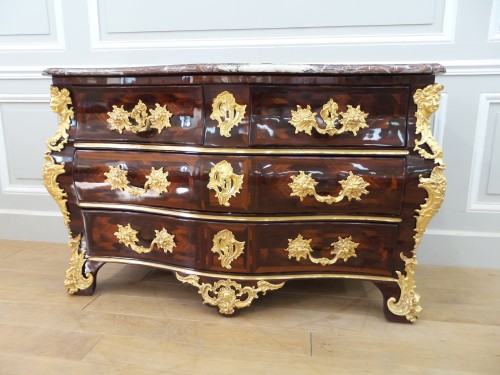 Commode tombeau d'époque Régence - Régence