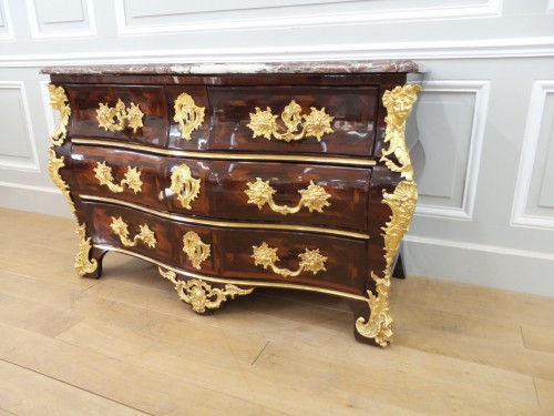 Antiquités - Commode tombeau d'époque Régence