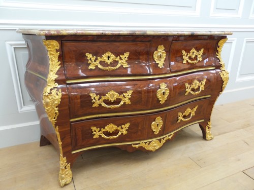 Mobilier Commode - Commode tombeau Louis XV estampillée FG pour Francois Garnier