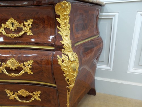 XVIIIe siècle - Commode tombeau Louis XV estampillée FG pour Francois Garnier