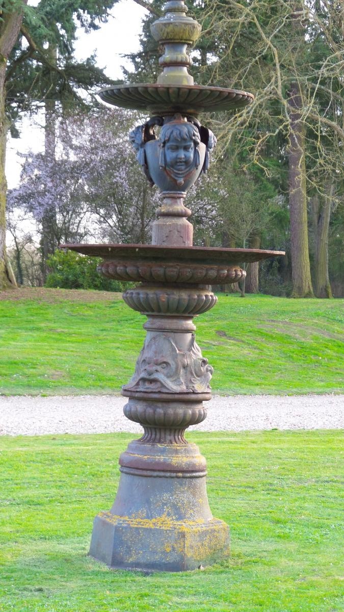 Fontaine de ville ancienne en fonte à décor de feuilles de chêne - Fontaines,  bassins et puits