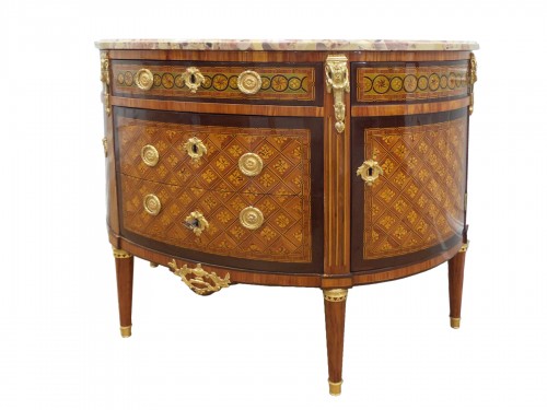 Commode demi-lune en marqueterie estampillée Rubestuck