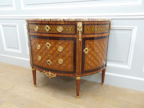 Mobilier Commode - Commode demi-lune en marqueterie estampillée Rubestuck