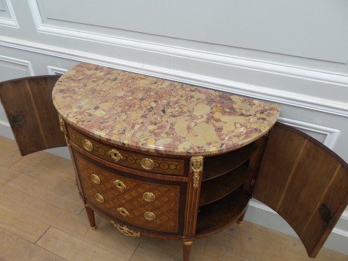 Commode demi-lune en marqueterie estampillée Rubestuck - La Jurande