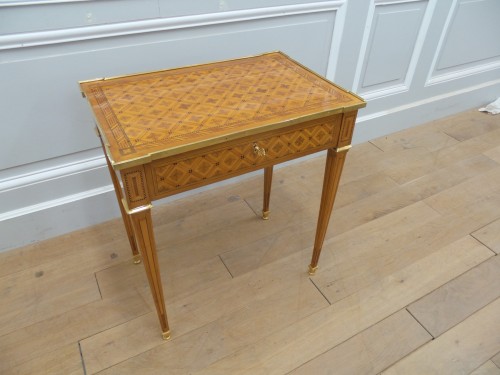 Table de salon d'époque Louis XVI estampillée Dester - Mobilier Style Louis XVI