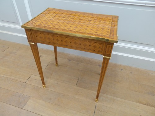 Antiquités - Table de salon d'époque Louis XVI estampillée Dester