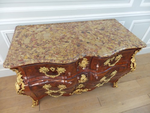 Mobilier Commode - Commode tombeau Louis XV estampillée  G SCHWINC KENS