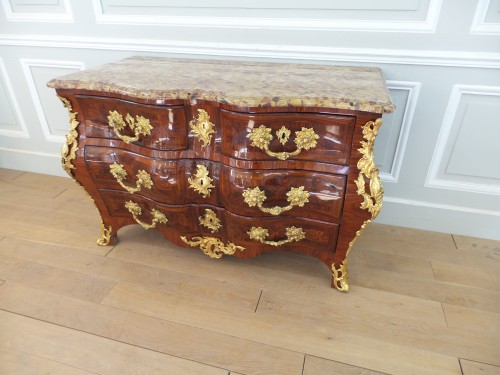 Commode tombeau Louis XV estampillée  G SCHWINC KENS - La Jurande