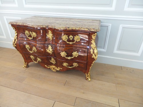 XVIIIe siècle - Commode tombeau Louis XV estampillée  G SCHWINC KENS