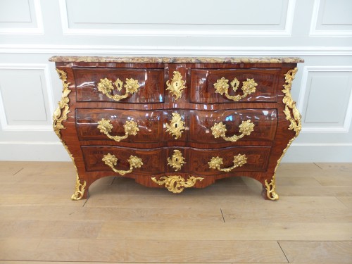 Commode tombeau Louis XV estampillée  G SCHWINC KENS - Louis XV