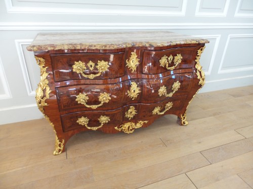 Louis XV - Commode tombeau Louis XV estampillée  G SCHWINC KENS