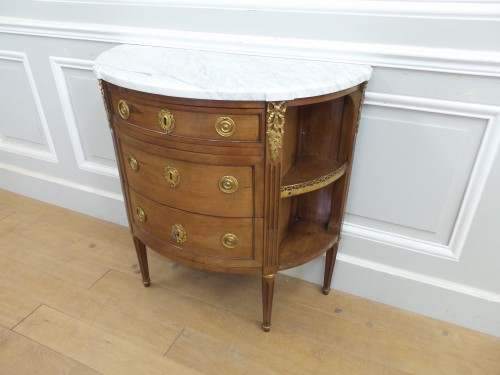 Commode demi-lune à encoignure d'époque Louis XVI estampillée L.AUBRY - Mobilier Style Louis XVI