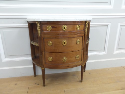 XVIIIe siècle - Commode demi-lune à encoignure d'époque Louis XVI estampillée L.AUBRY