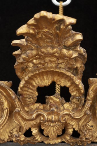 XVIIIe siècle - Petit miroir Louis XV en bois sculpté et doré