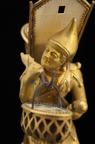 Antiquités - Figure en bronze et nacre représentant un Bouffon