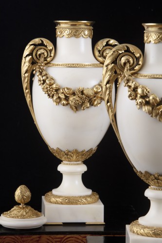 Pair of Louis XVI marble and bronze vases - 