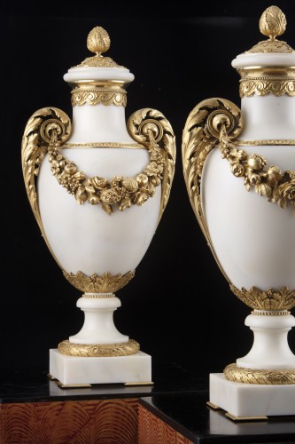 Pair of Louis XVI marble and bronze vases - Louis XVI