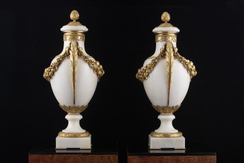 Antiquités - Pair of Louis XVI marble and bronze vases