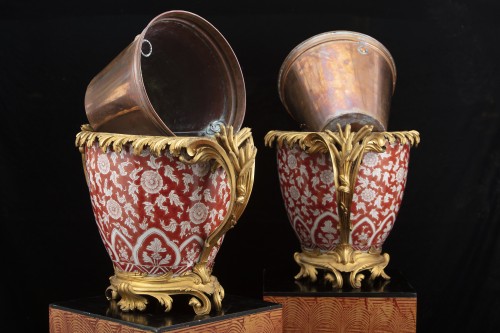 XVIIIe siècle - Paire de cache-pots en porcelaine de Chine d'époque Kangxi