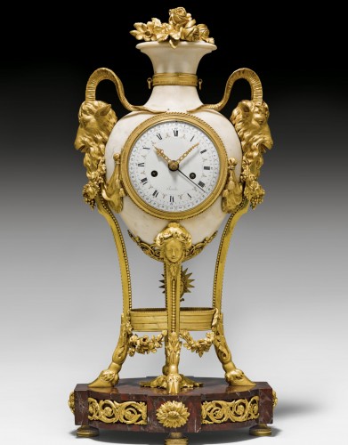 Pendule “Aux têtes de béliers” d'époque Louis XVI - Horlogerie Style Louis XVI