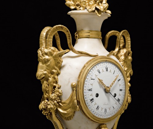 Pendule “Aux têtes de béliers” d'époque Louis XVI - Galerie Francesco De Rosa