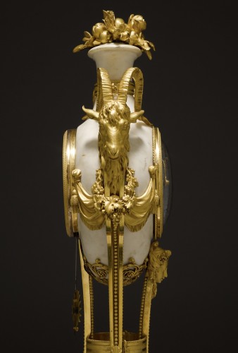 “Aux Tetes de Belier” Louis XVI clock - Louis XVI