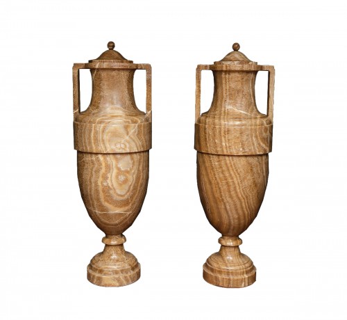 Paire vases en albâtre orientaux