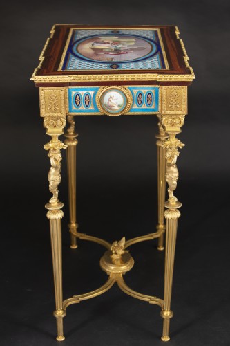 Antiquités - Table de milieu en bronze et porcelaine