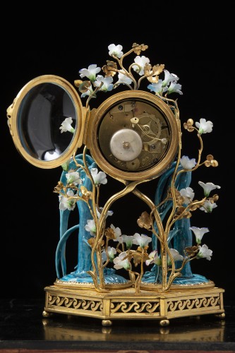 Louis XV - A Louis XV gilded bronze and porcelain clock signed  L. Montjoue à Paris