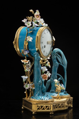 Antiquités - A Louis XV gilded bronze and porcelain clock signed  L. Montjoue à Paris