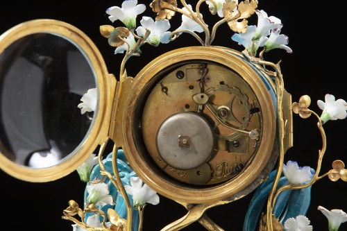 Antiquités - A Louis XV gilded bronze and porcelain clock signed  L. Montjoue à Paris