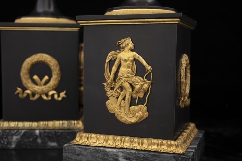 Directoire - Paire of Directoire bronze Vases