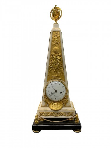 Pendule Louis XVI de forme « Obélisque » 