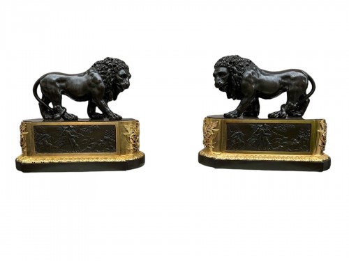 Pair of lions in bronze brown and gilded