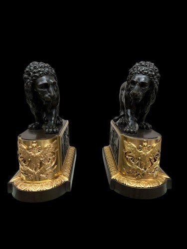Antiquités - Paire de lions in bronze bruni et doré