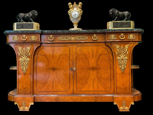 Antiquités - Sifeboard veneered in thuya wood, Russia First half of the 19th century