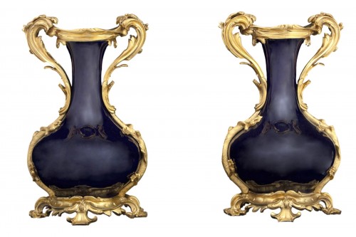 Paire de vases en porcelaine bleue et bronze doré