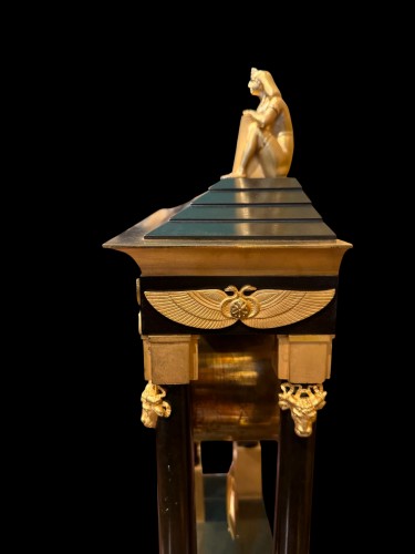 Horlogerie Pendule - Au temple d’Égypte, pendule de cheminée d'époque Directoire