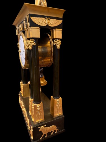 Au temple d’Égypte, pendule de cheminée d'époque Directoire - Galerie Francesco De Rosa