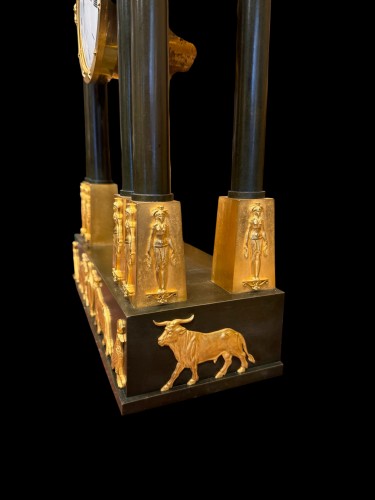 XVIIIe siècle - Au temple d’Égypte, pendule de cheminée d'époque Directoire