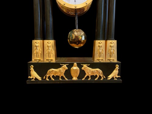 Au temple d’Égypte, pendule de cheminée d'époque Directoire - Directoire